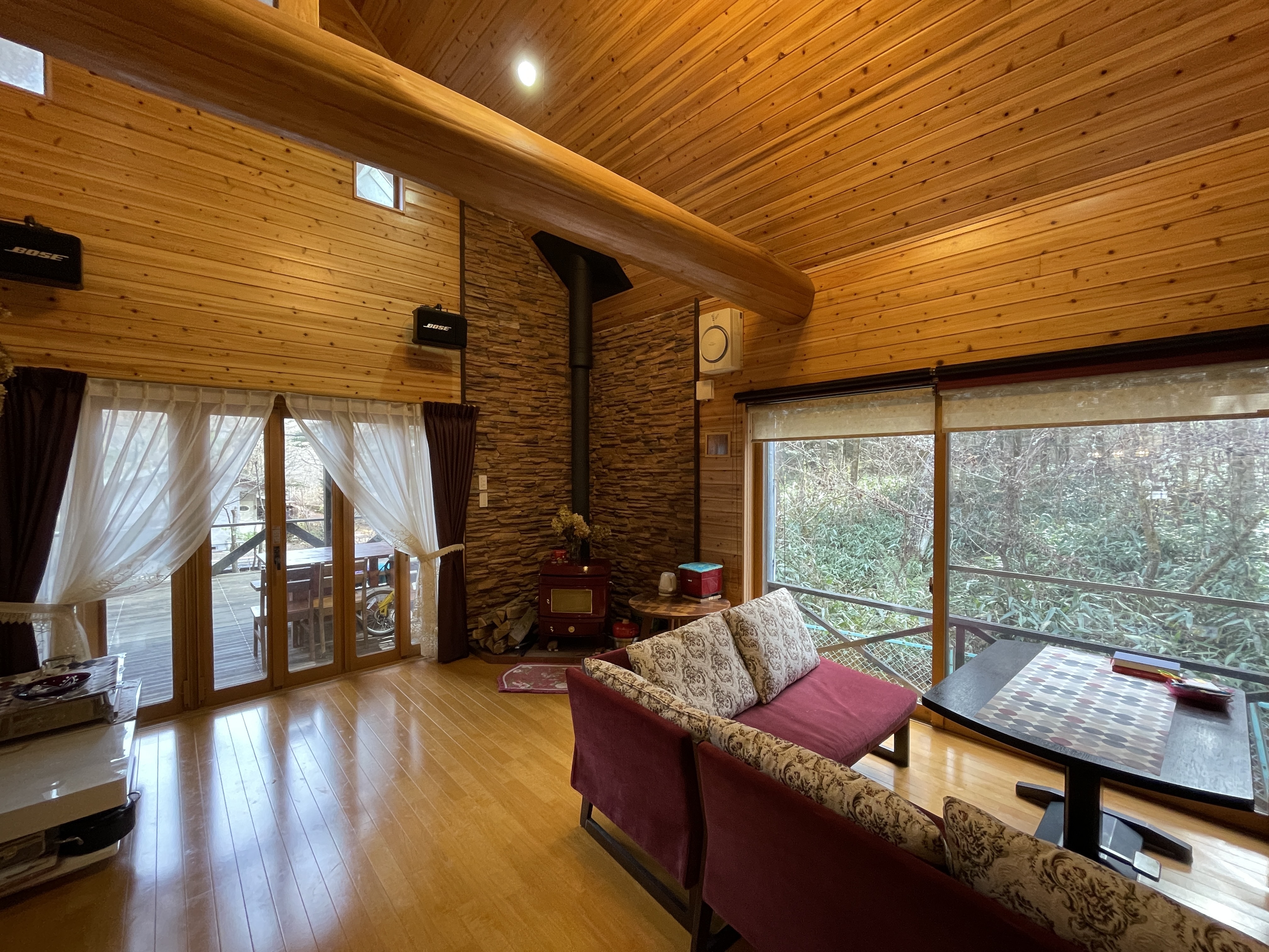 軽井沢千ヶ滝別荘地西区に佇む、木のぬくもりと赤い薪ストーブが魅力の別邸。