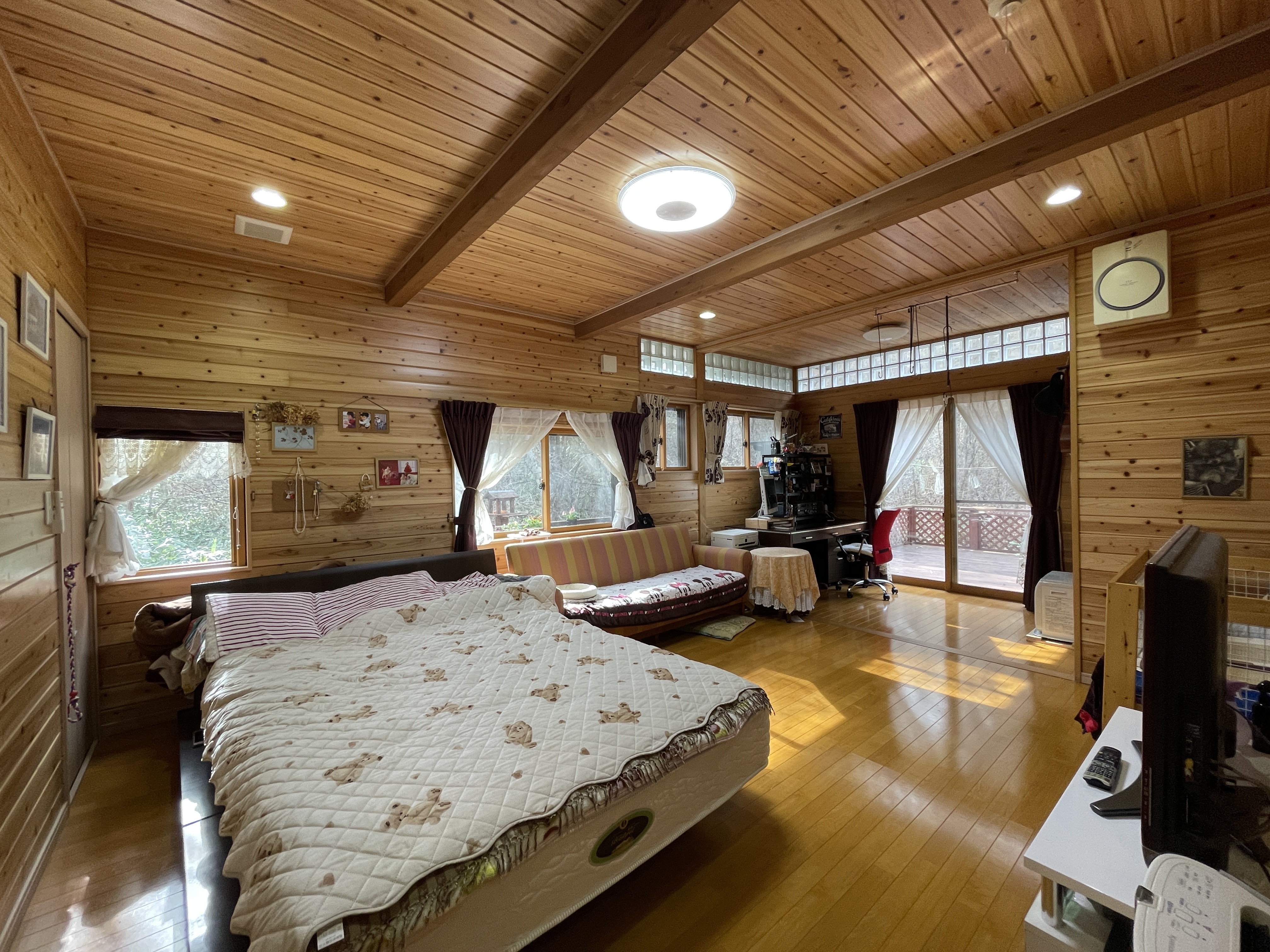 軽井沢千ヶ滝別荘地西区に佇む、木のぬくもりと赤い薪ストーブが魅力の別邸。