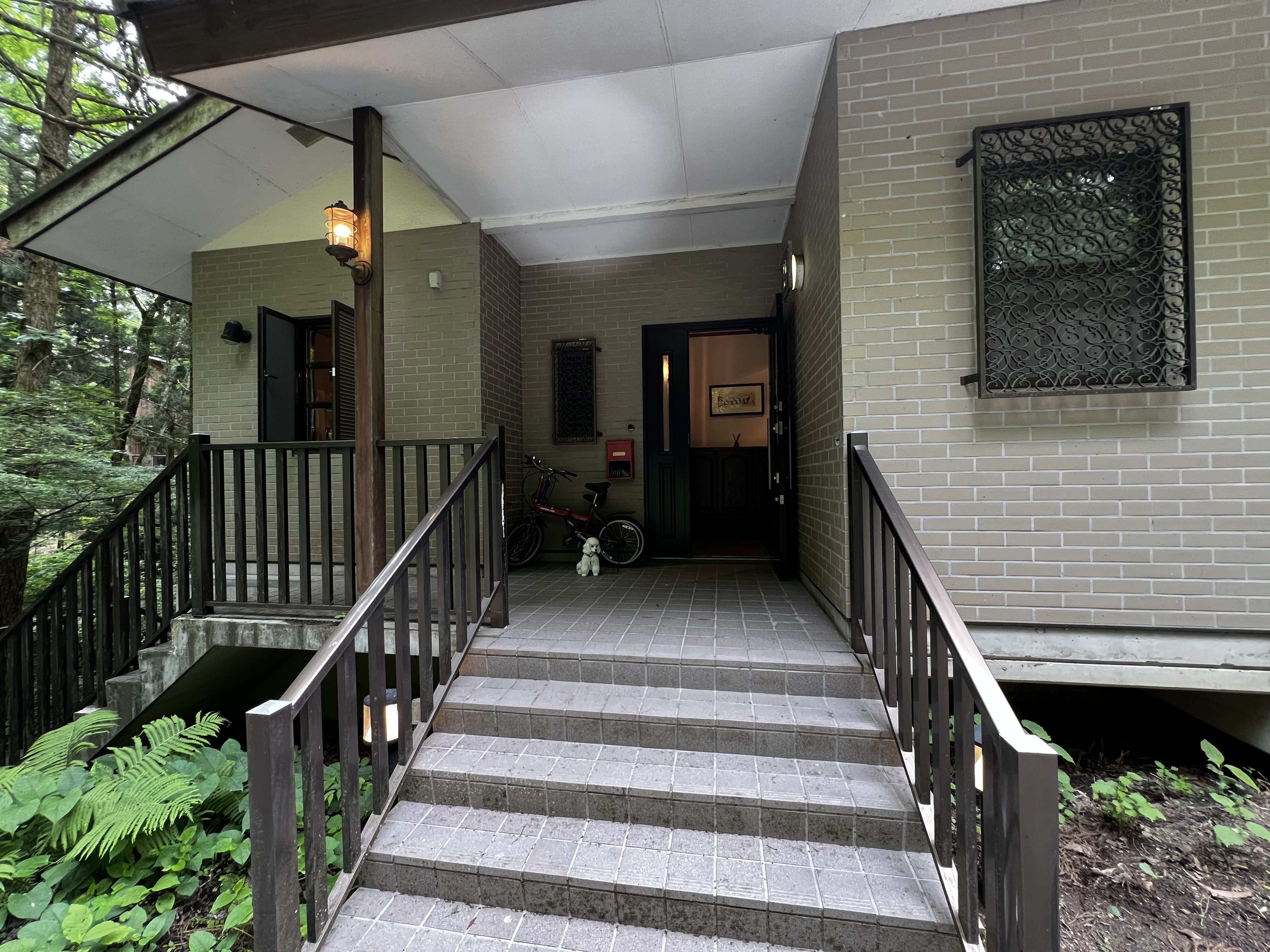 旧軽井沢せせらぎの森の広々とした平屋建て、大型犬が雨の日でも楽しめるドッグラン。